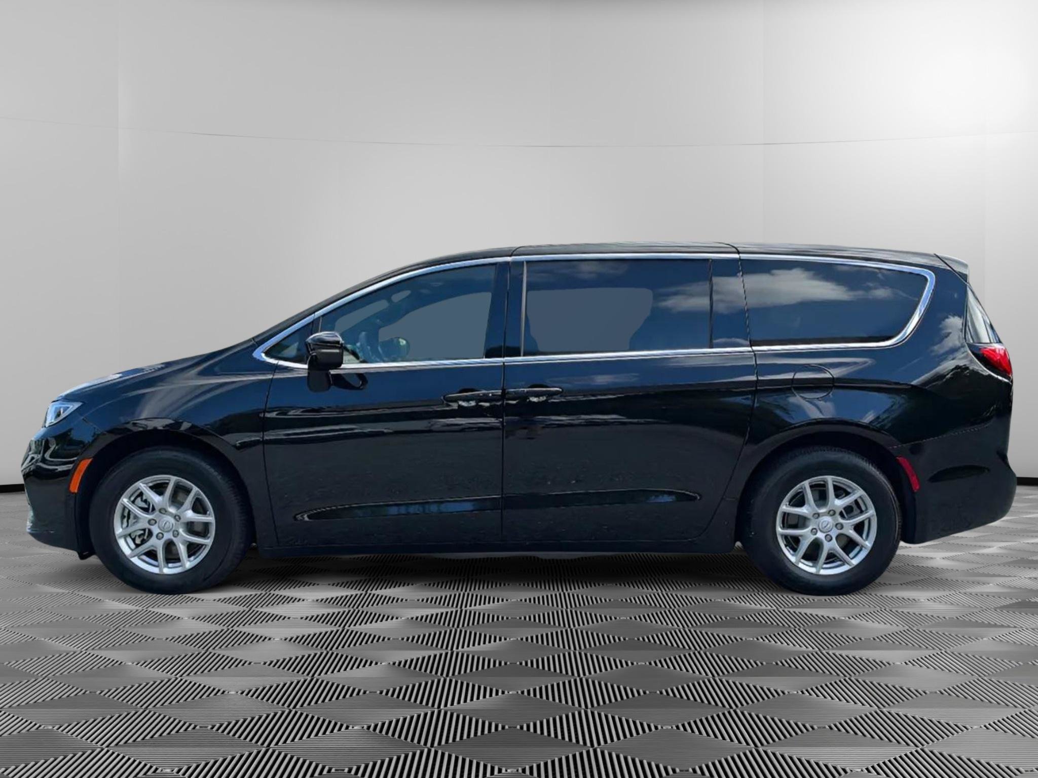 Used 2026 Chrysler Pacifica Select FWD image 5