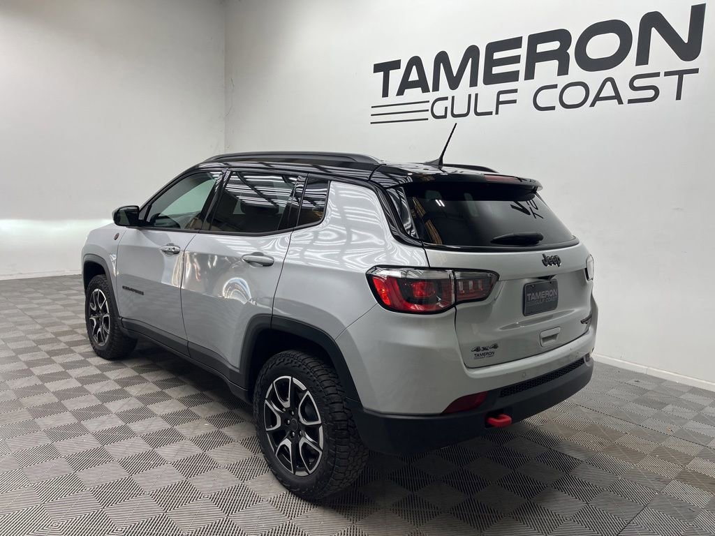 Used 2025 Jeep Compass Trailhawk AWD/4WD image 8