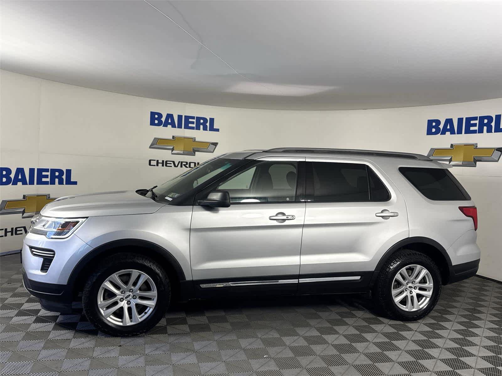Used 2018 Ford Explorer XLT AWD/4WD image 2