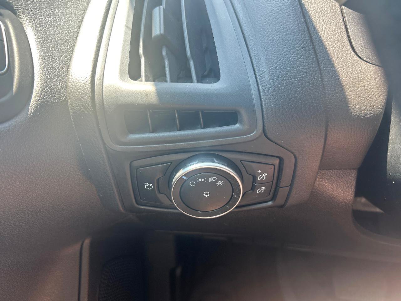 Used 2018 Ford Focus SE FWD image 16