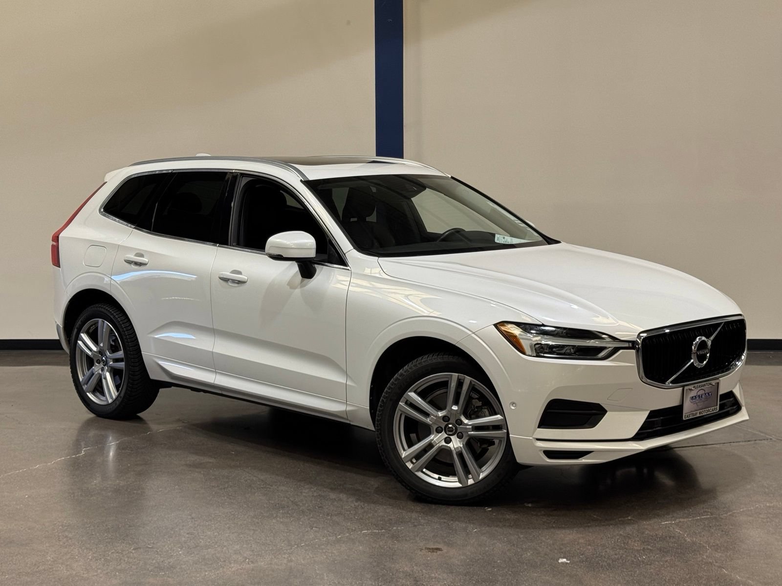 Used 2018 Volvo XC60 T6 Momentum w/ Convenience Package AWD/4WD image 2