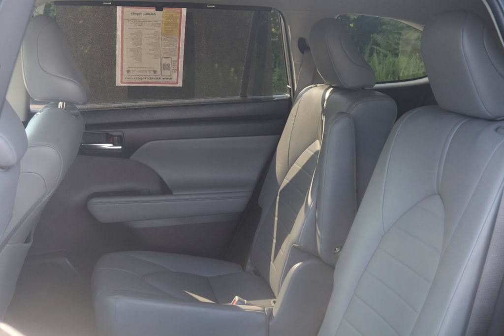 Used 2020 Toyota Highlander XLE AWD/4WD image 31