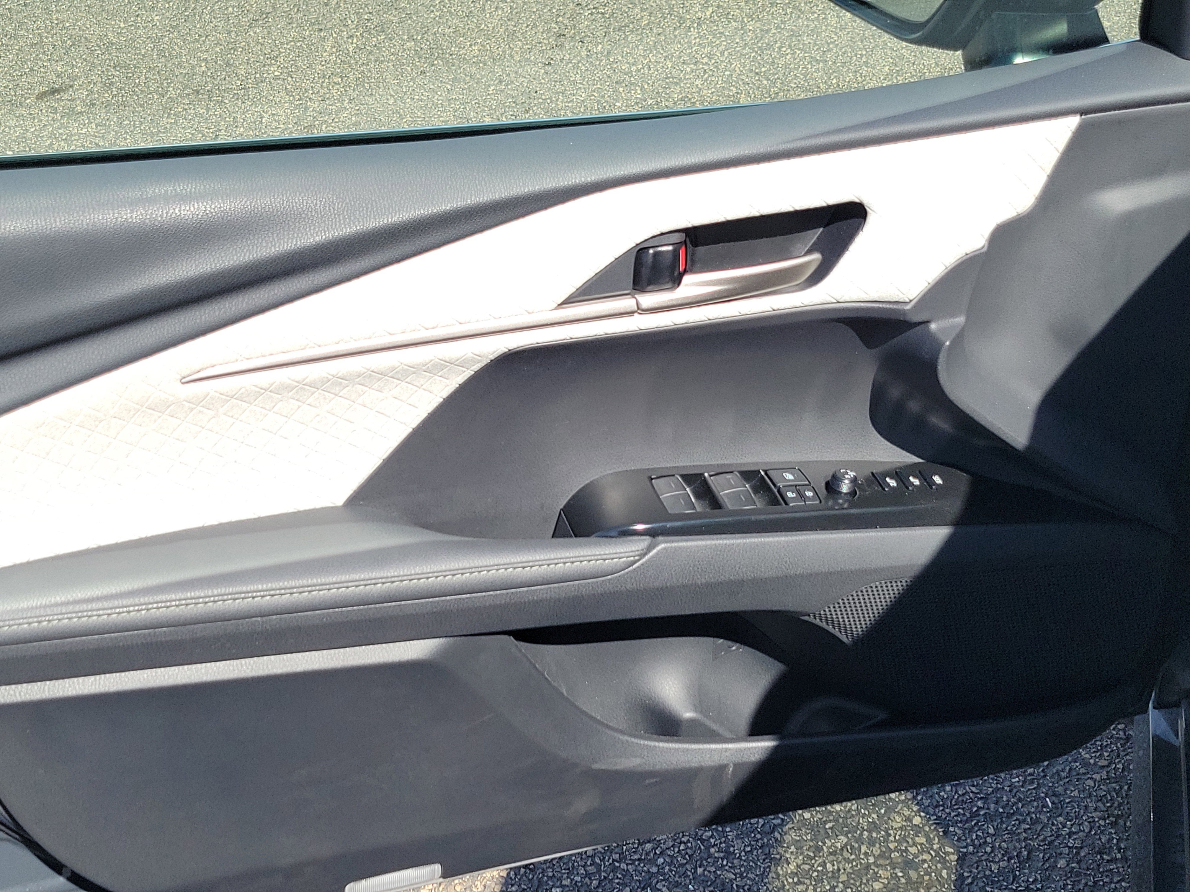 Used 2025 Toyota Camry XLE w/ Premium Plus Package image 14