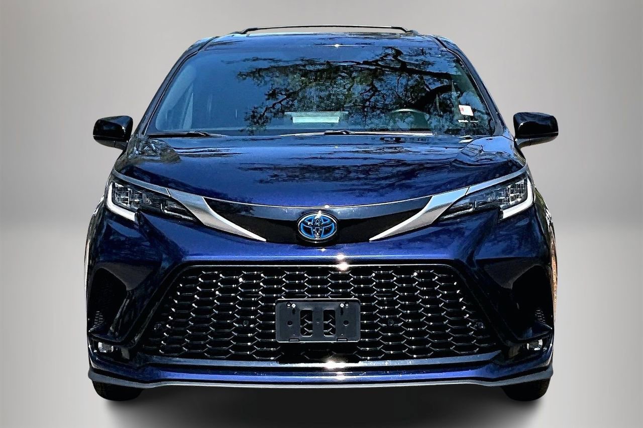 Used 2022 Toyota Sienna XSE w/ XSE Plus Package image 3
