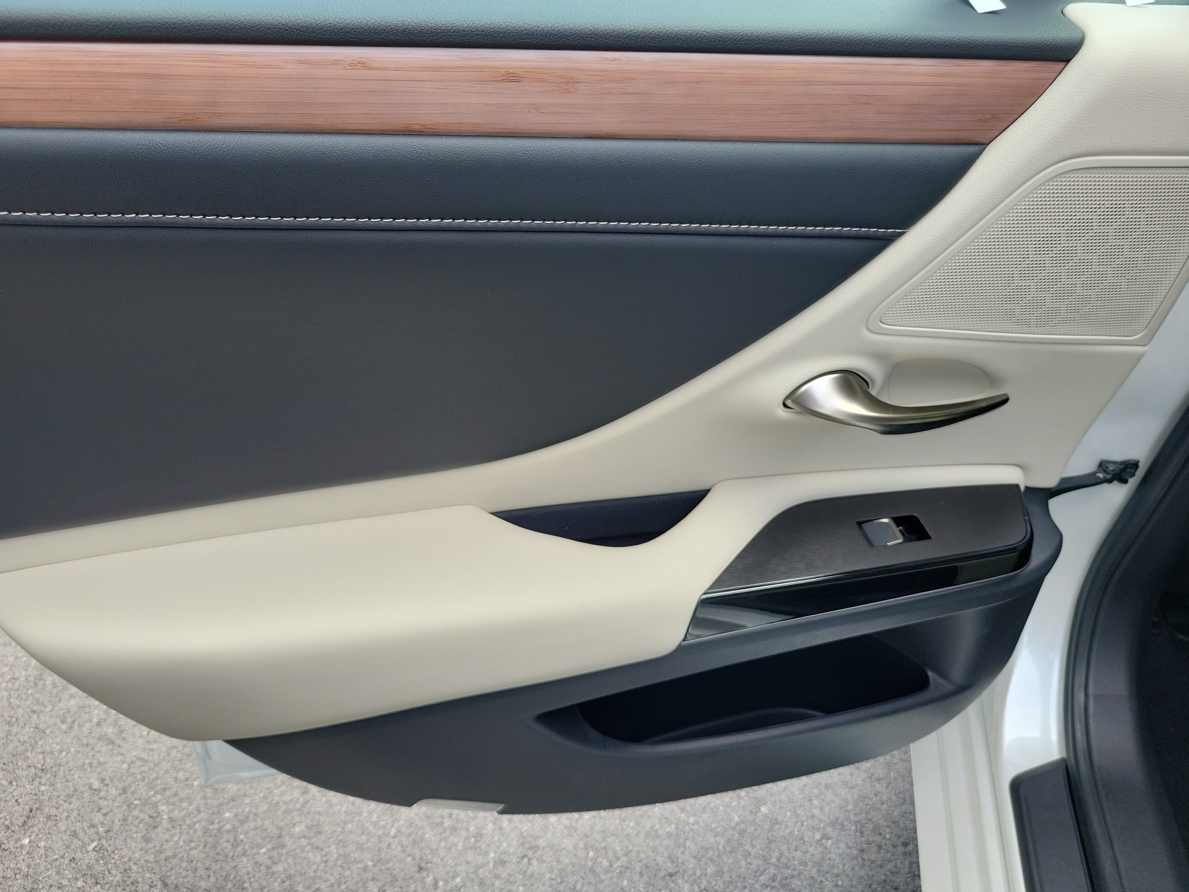 Used 2025 Lexus ES 350 w/ Premium Package FWD image 10