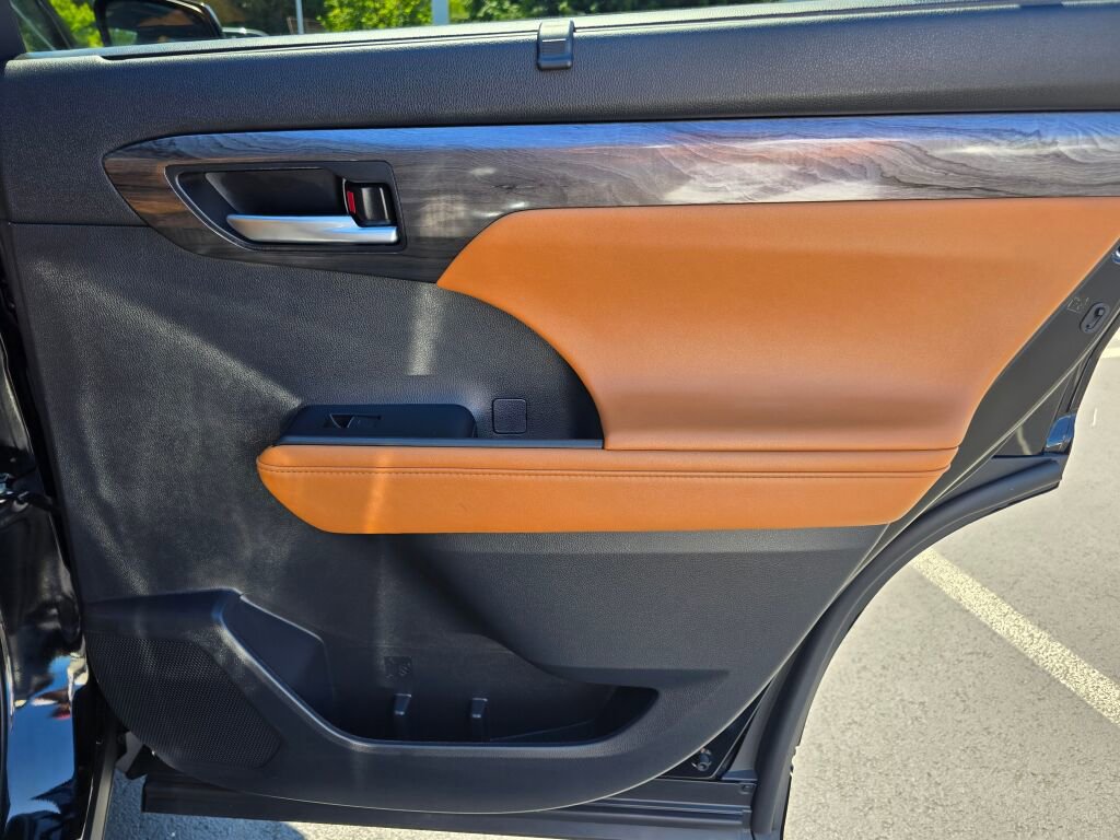 Used 2024 Toyota Highlander Platinum image 46