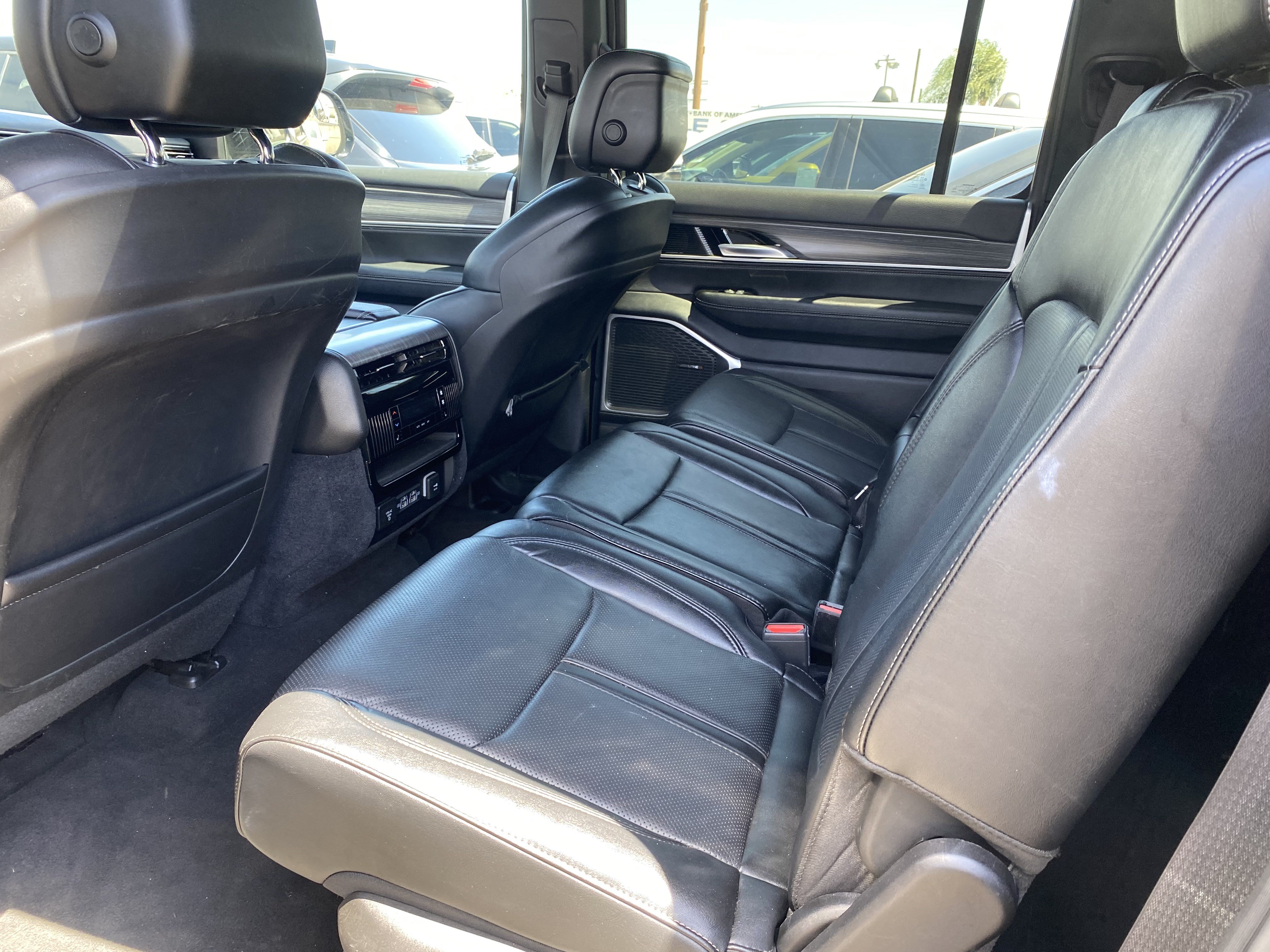 Used 2024 Jeep Wagoneer L Series II w/ Flexible Seating Group AWD/4WD image 16