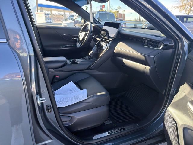 Certified 2024 Toyota Venza XLE image 28