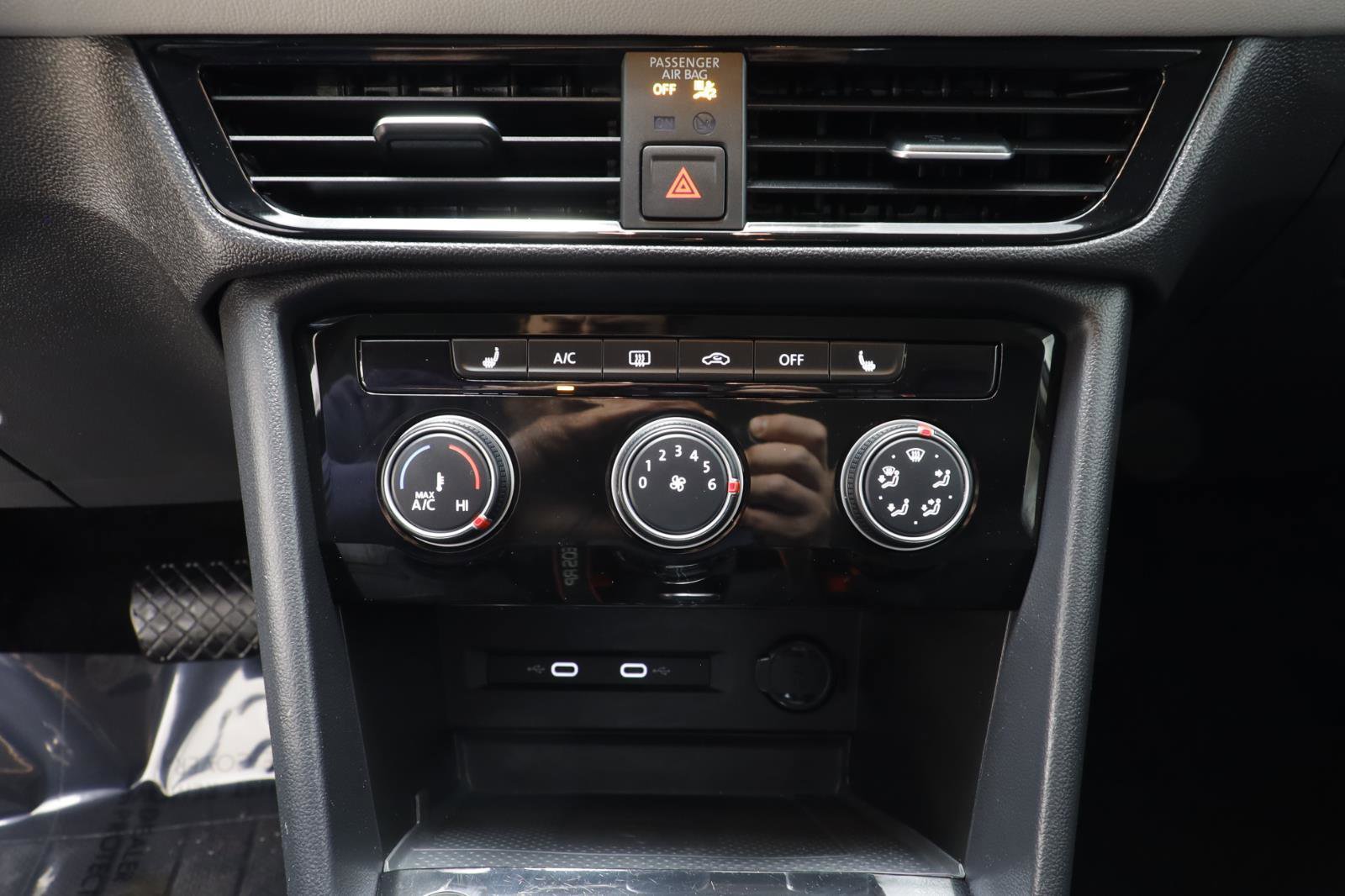 Certified 2023 Volkswagen Taos SE w/ Black Wheel Package image 11