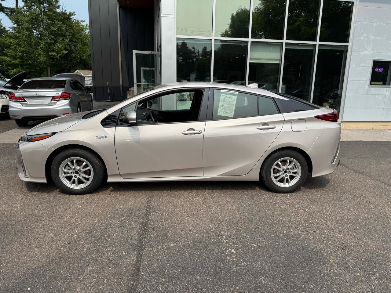 Used 2018 Toyota Prius Prime Premium FWD image 2
