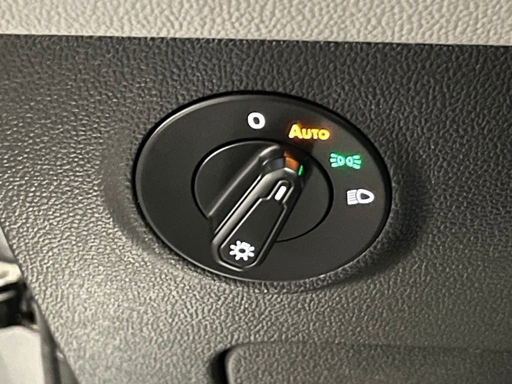 Used 2023 Volkswagen Taos SE w/ Panoramic Sunroof Package image 15