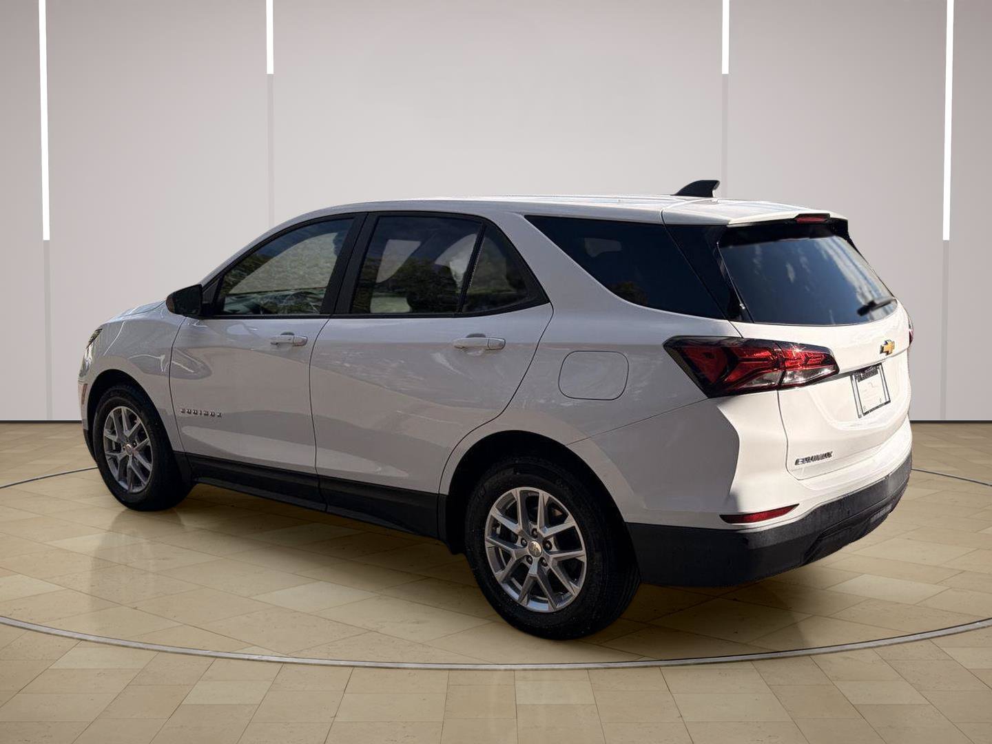 Used 2024 Chevrolet Equinox LS w/ LS Convenience Package FWD image 2