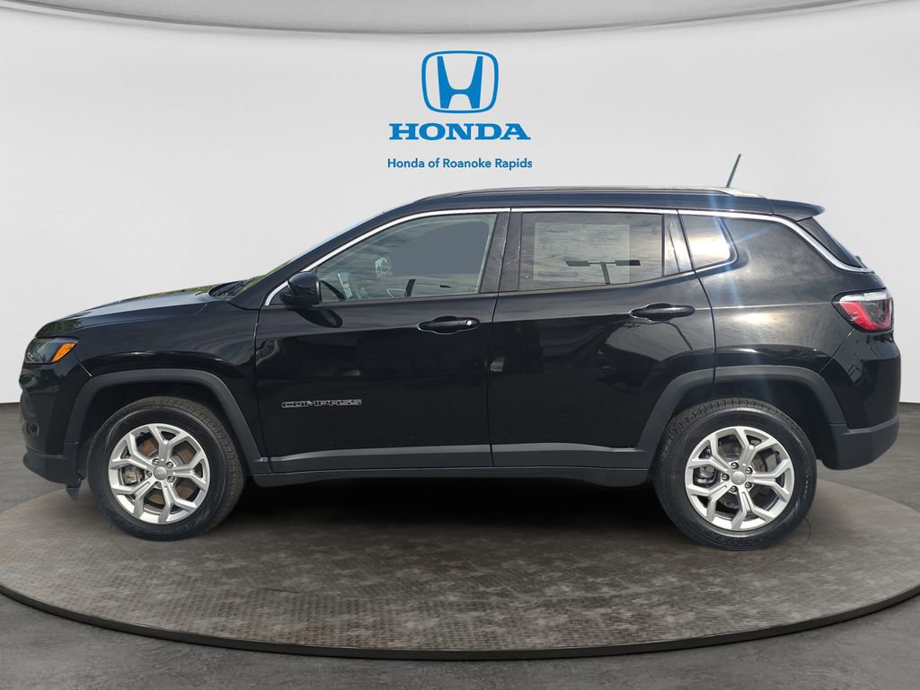 Used 2024 Jeep Compass Latitude AWD/4WD image 2