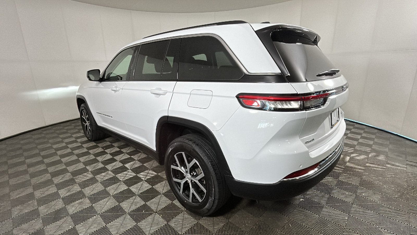 Used 2023 Jeep Grand Cherokee Limited AWD/4WD image 5
