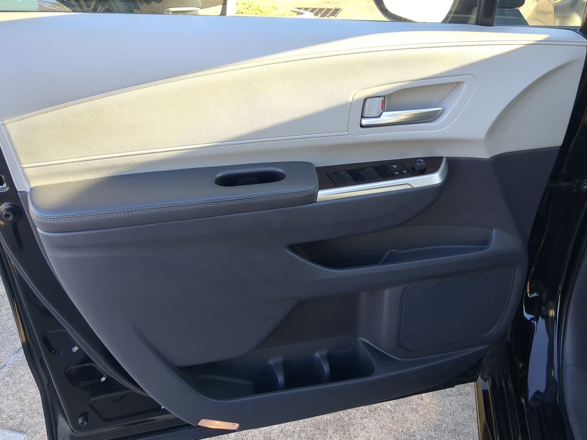 Used 2023 Toyota Sienna XLE image 13