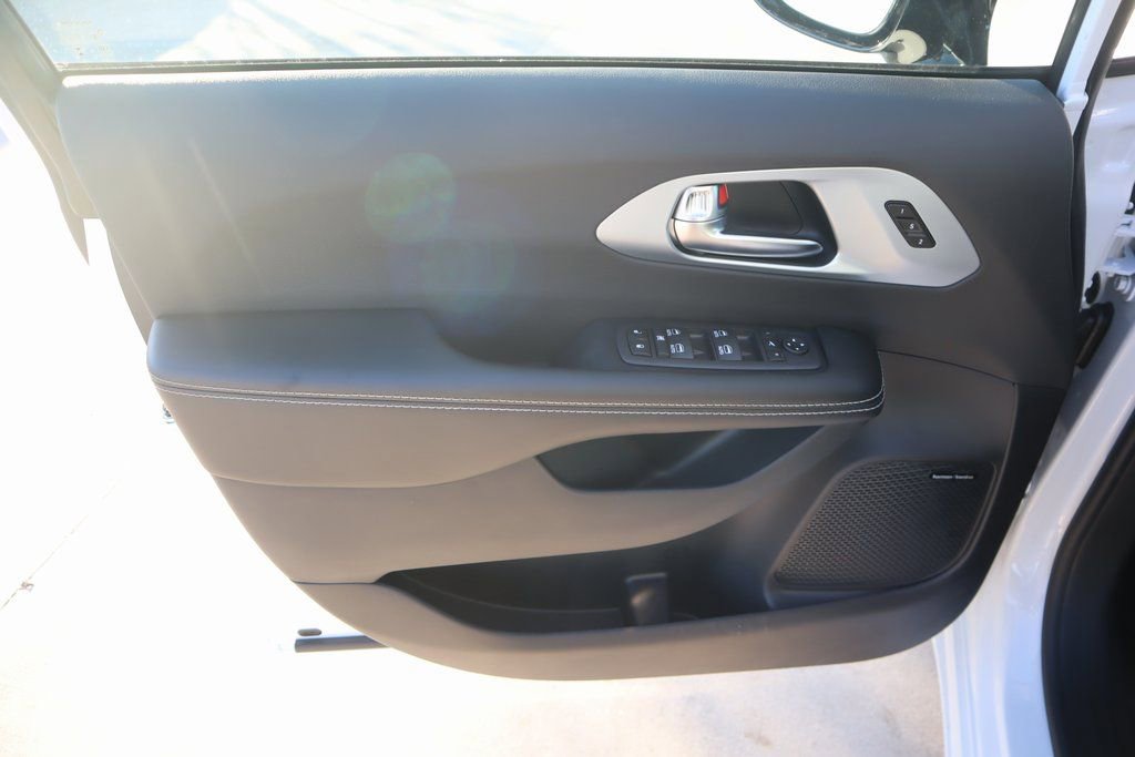 New 2026 Chrysler Pacifica Limited w/ Uconnect Theater Family Group image 18