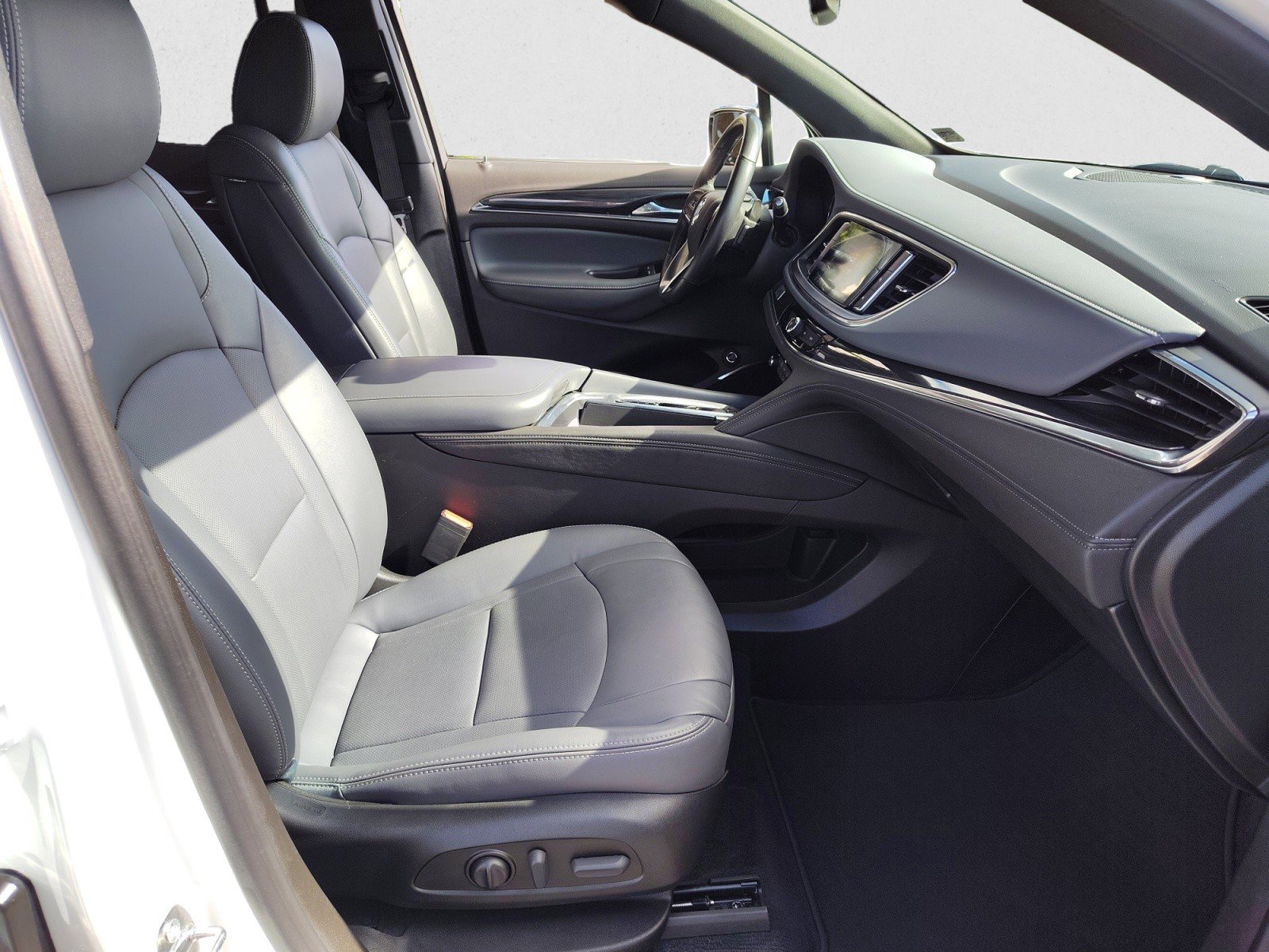 Used 2023 Buick Enclave Essence image 21