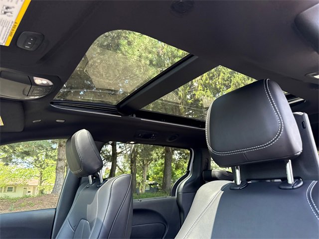 New 2026 Chrysler Pacifica Select image 5