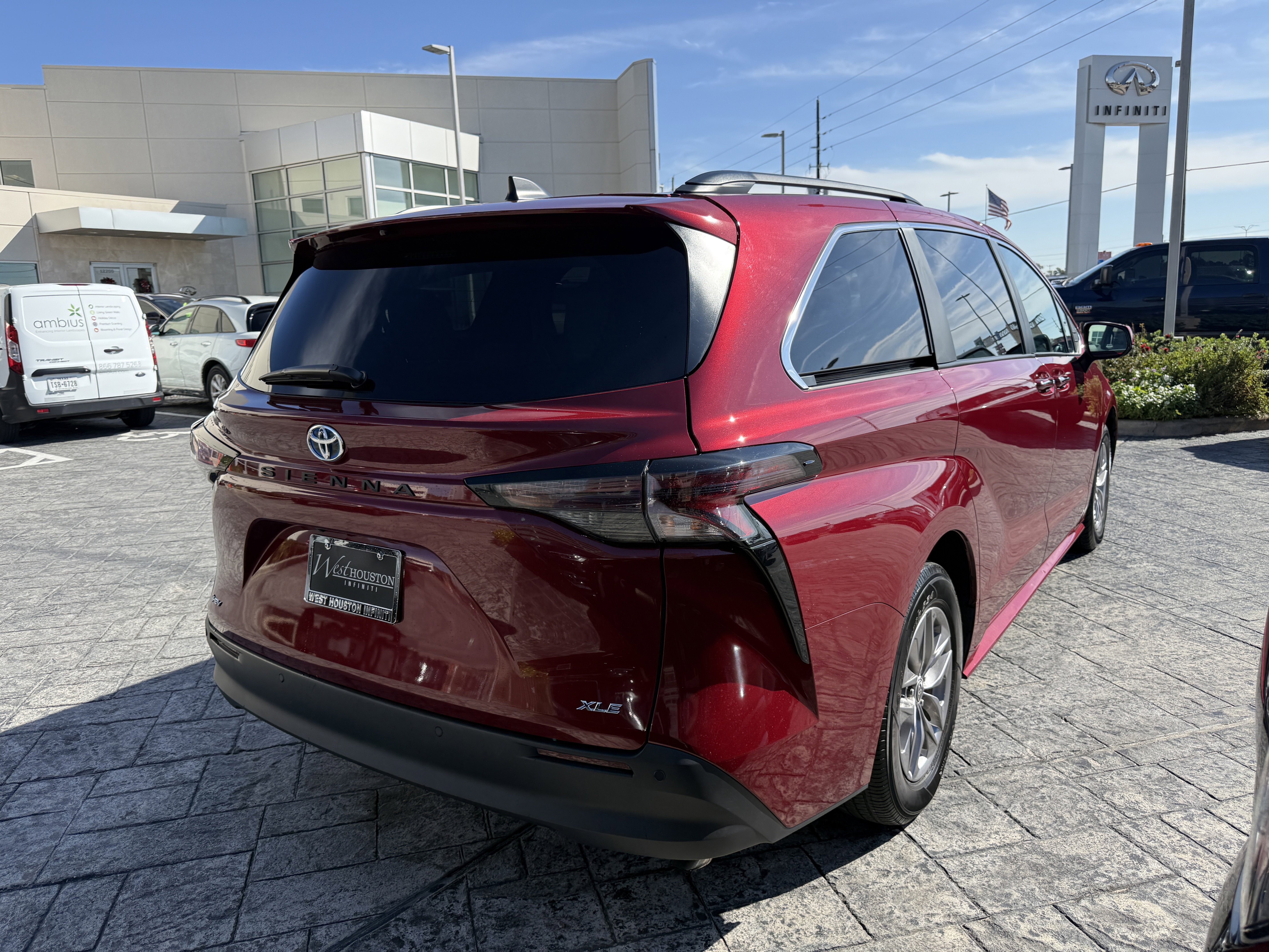 Used 2025 Toyota Sienna XLE image 7