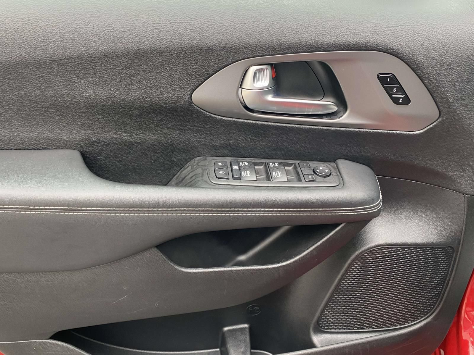Used 2025 Chrysler Pacifica Select FWD image 15