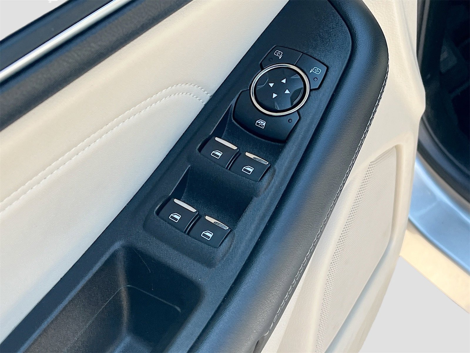 Used 2022 Ford Edge Titanium image 17