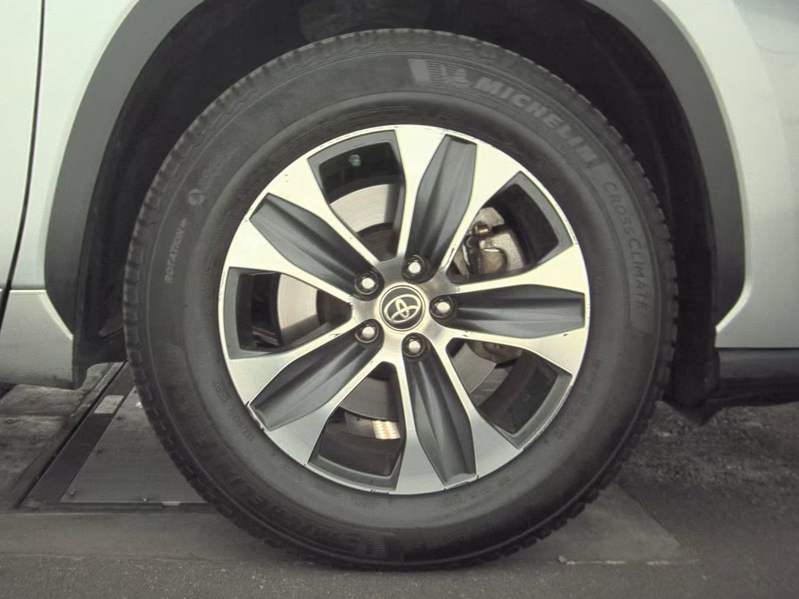 Used 2020 Toyota Highlander XLE image 10