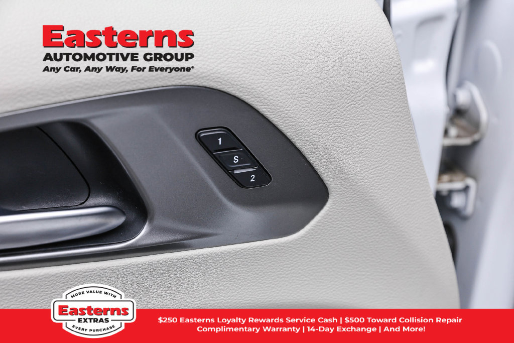 Used 2023 Chrysler Pacifica Touring-L FWD image 22