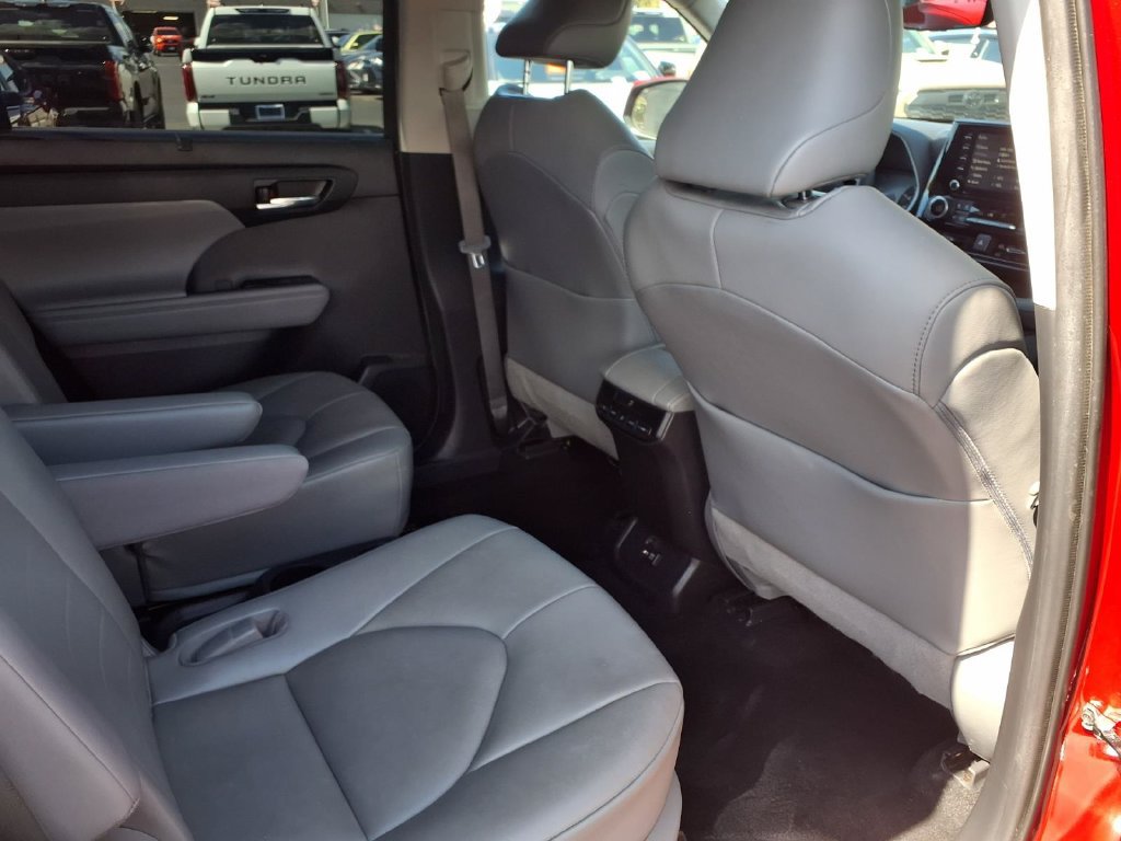 Certified 2021 Toyota Highlander XLE AWD/4WD image 35