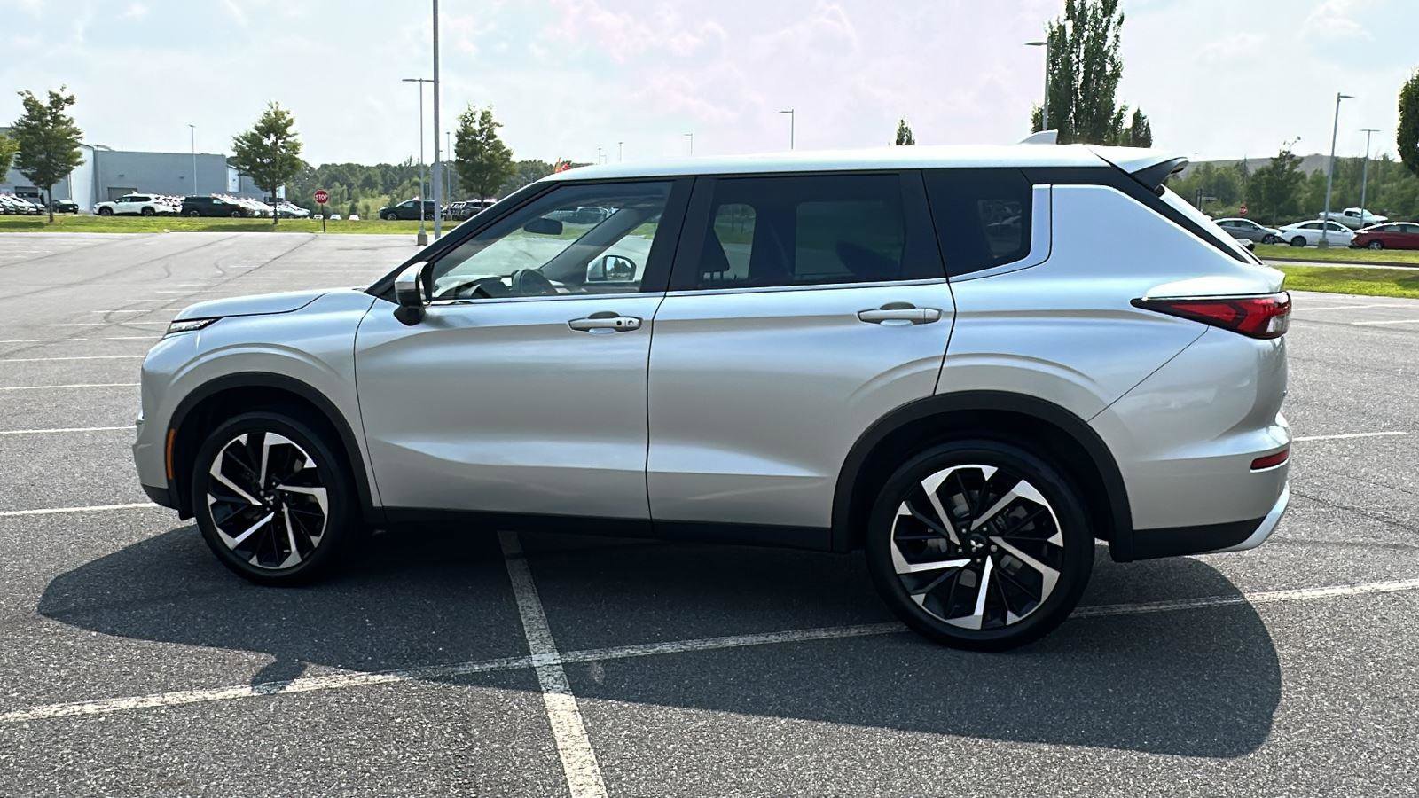 Used 2022 Mitsubishi Outlander SE image 12