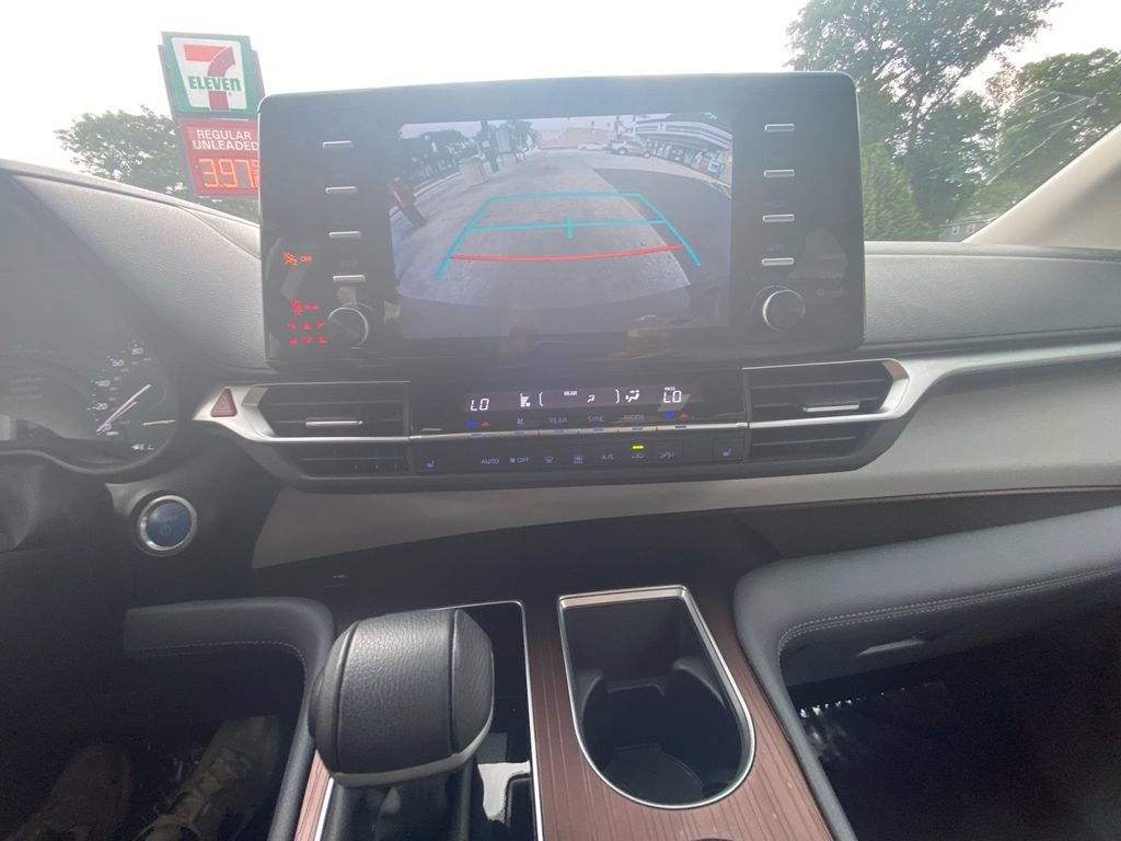 Used 2024 Toyota Sienna XLE FWD image 21