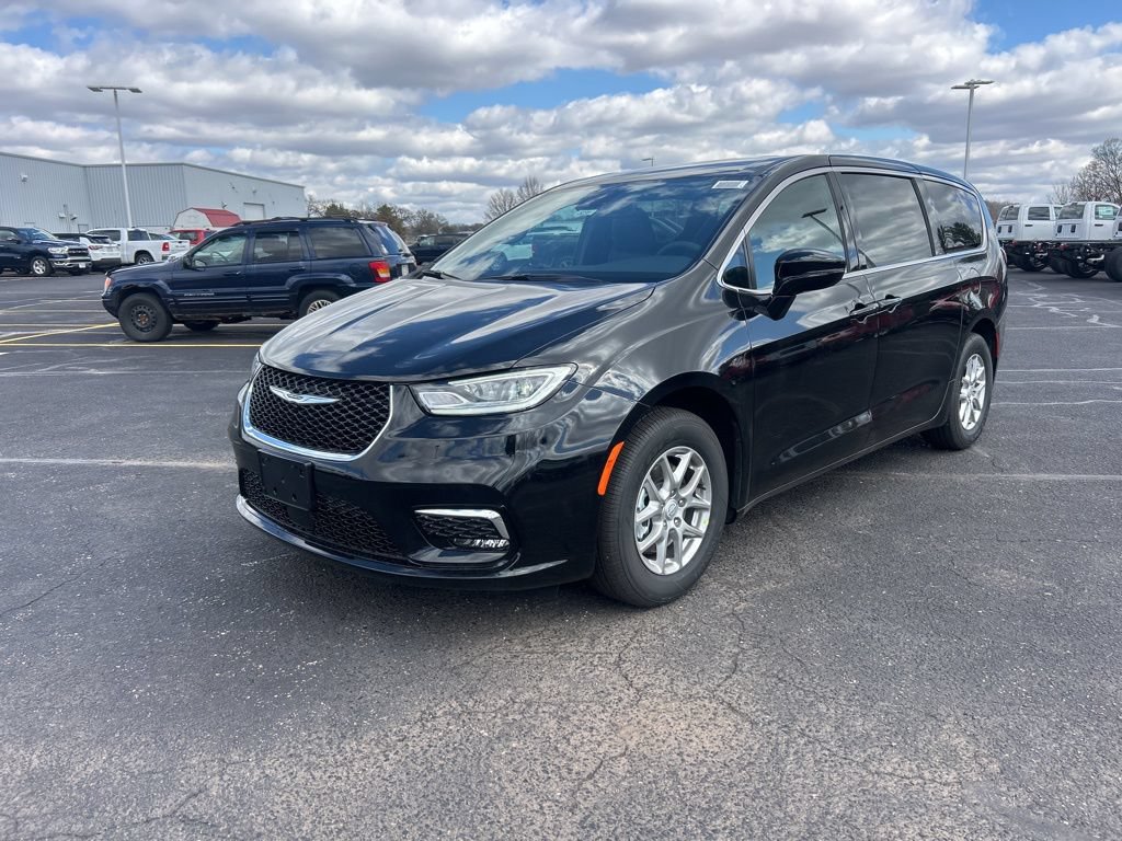 New 2026 Chrysler Pacifica Select FWD image 3