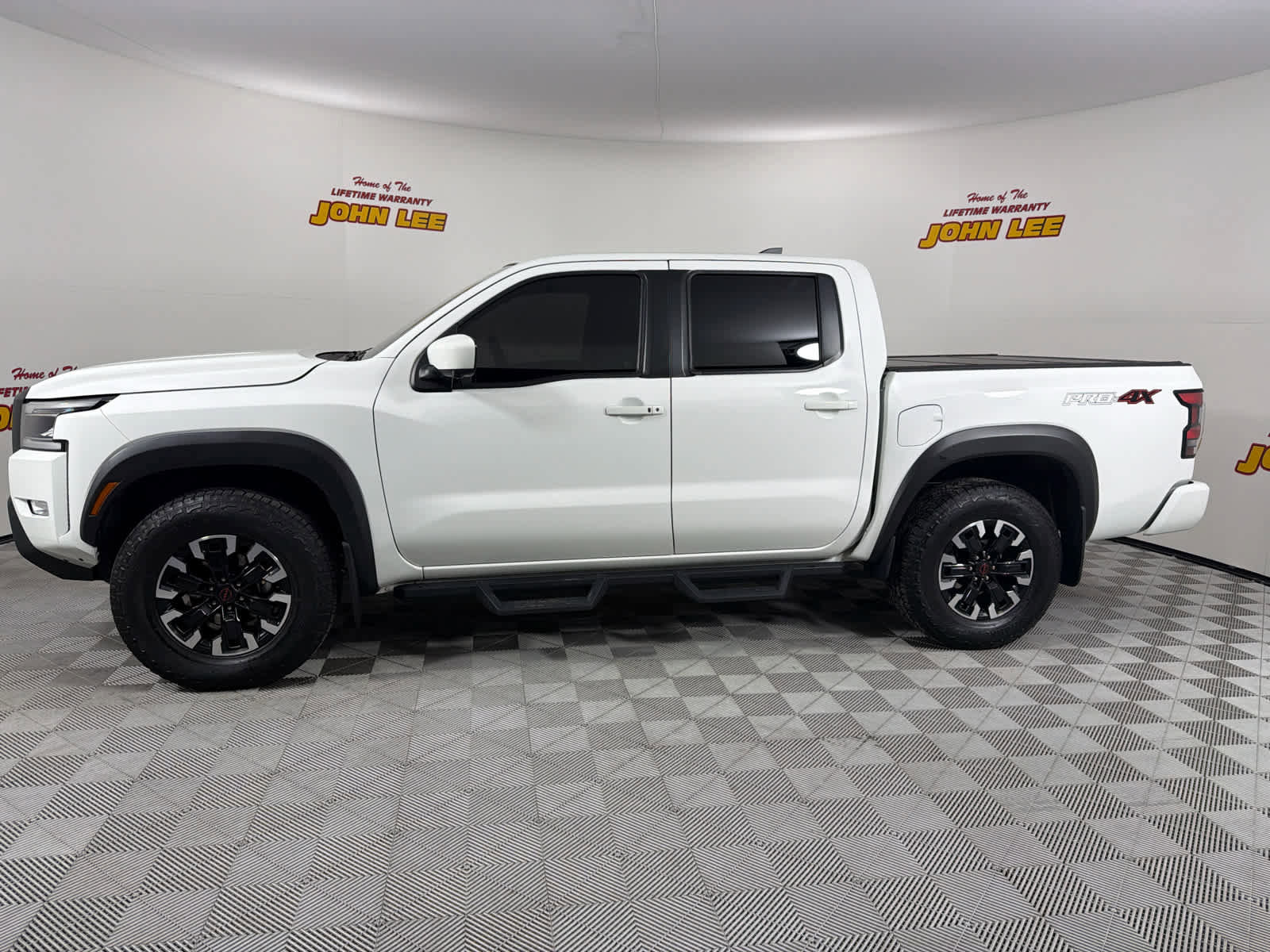 Used 2023 Nissan Frontier PRO-4X w/ Pro Convenience Package image 2