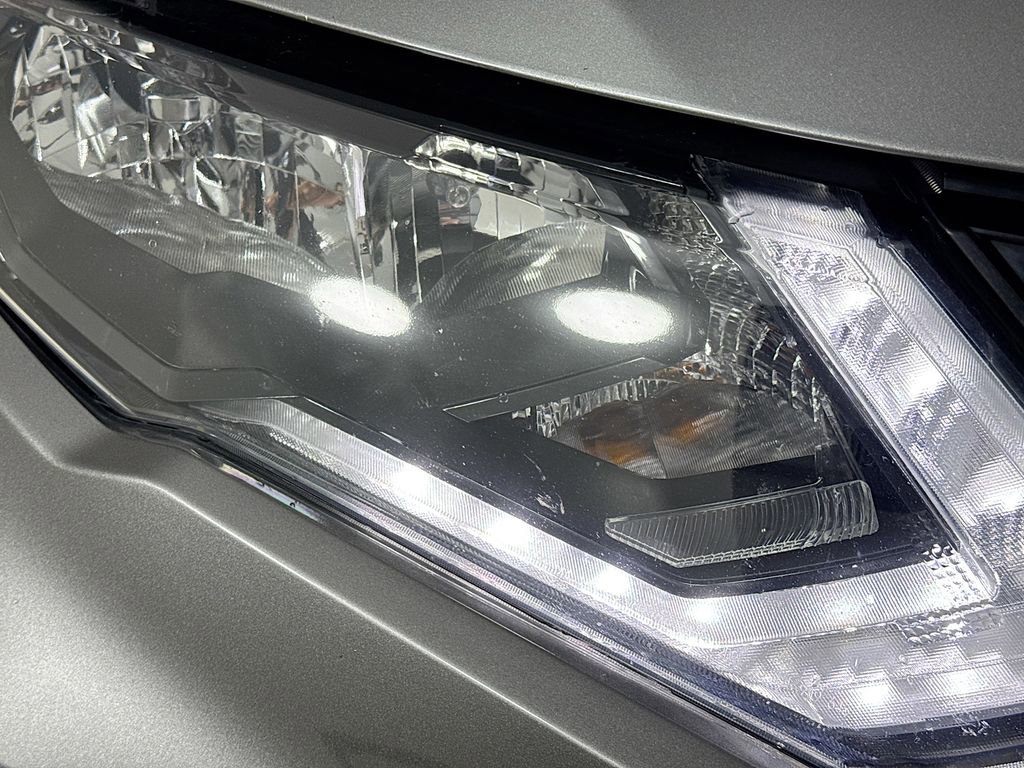 Used 2017 Nissan Rogue SV FWD image 37
