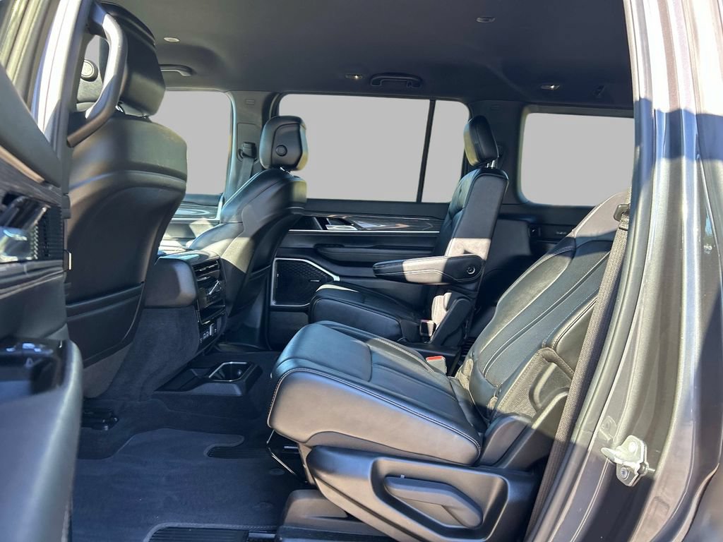 Used 2022 Jeep Wagoneer Series III w/ Flexible Seating Group AWD/4WD image 18