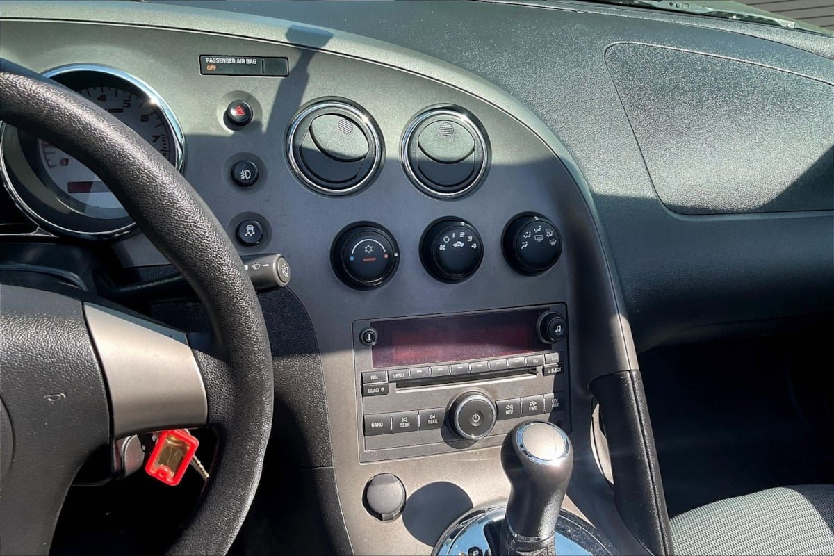 Used 2009 Pontiac Solstice Convertible w/ Preferred Package RWD image 9