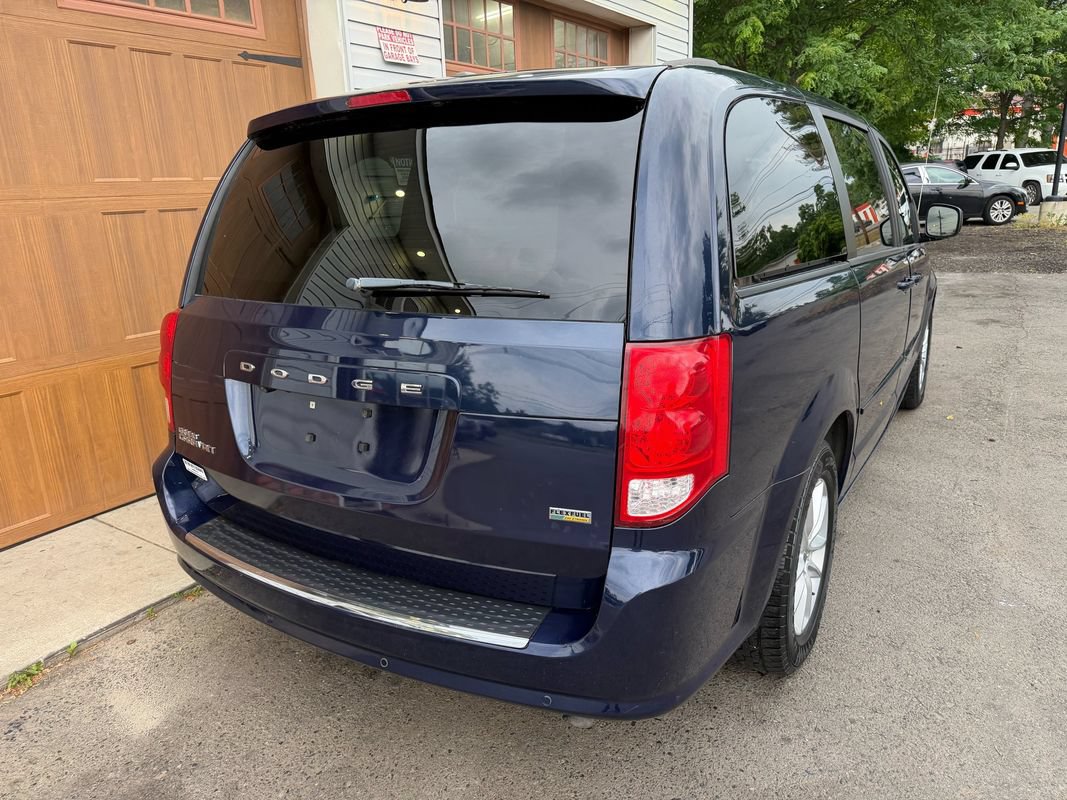 Used 2016 Dodge Grand Caravan SXT w/ Rear Park Assist Package FWD image 3