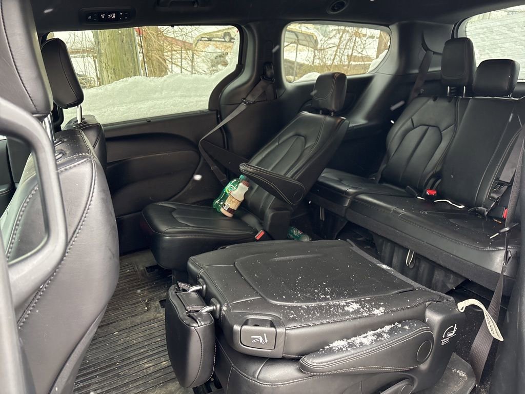 Used 2025 Chrysler Pacifica Select image 11