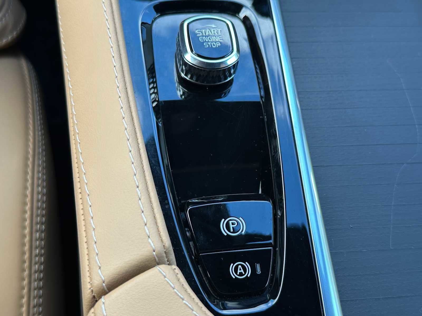 Used 2025 Volvo XC90 B6 Ultra w/ Lounge Package image 40