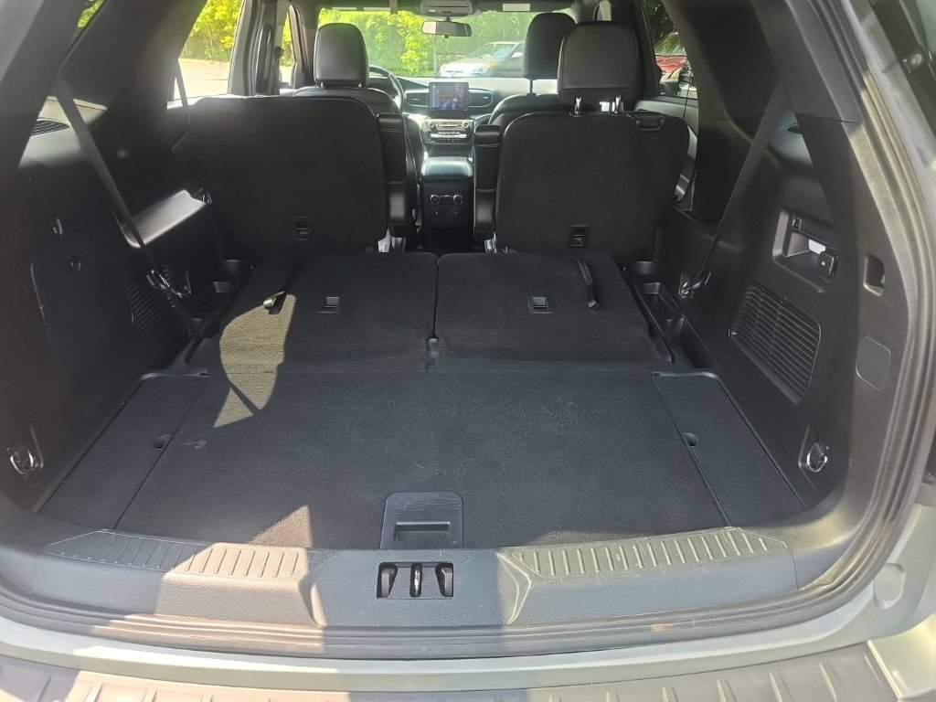 Used 2020 Ford Explorer XLT w/ Equipment Group 202A AWD/4WD image 32