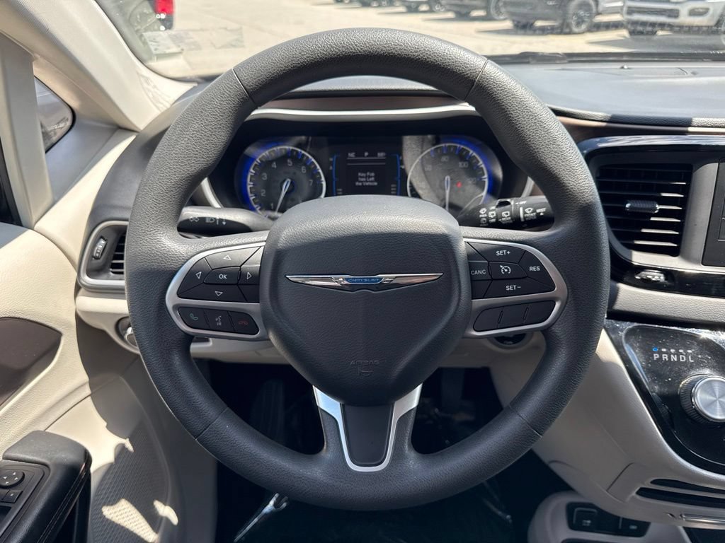 Used 2017 Chrysler Pacifica Touring FWD image 22