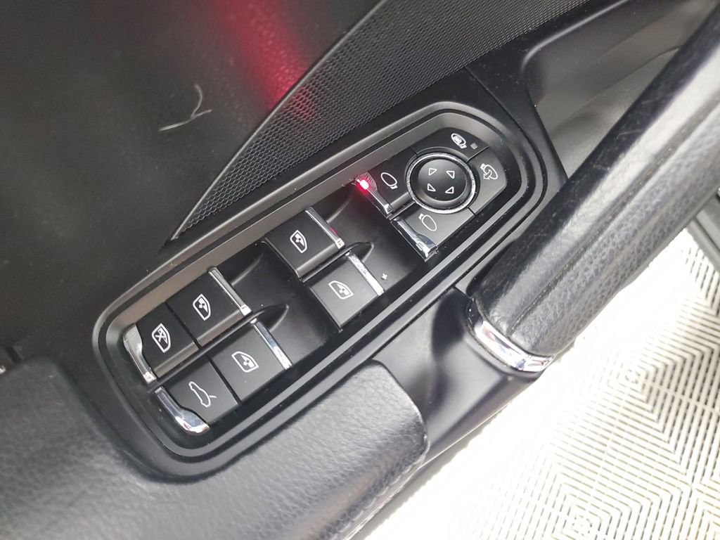 Used 2018 Porsche Cayenne Platinum Edition w/ Premium Package image 28