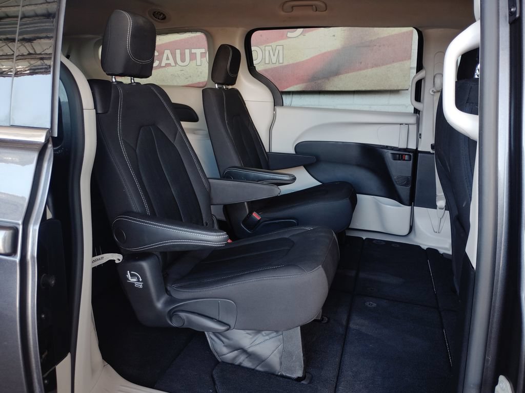 Used 2023 Chrysler Voyager LX FWD image 16