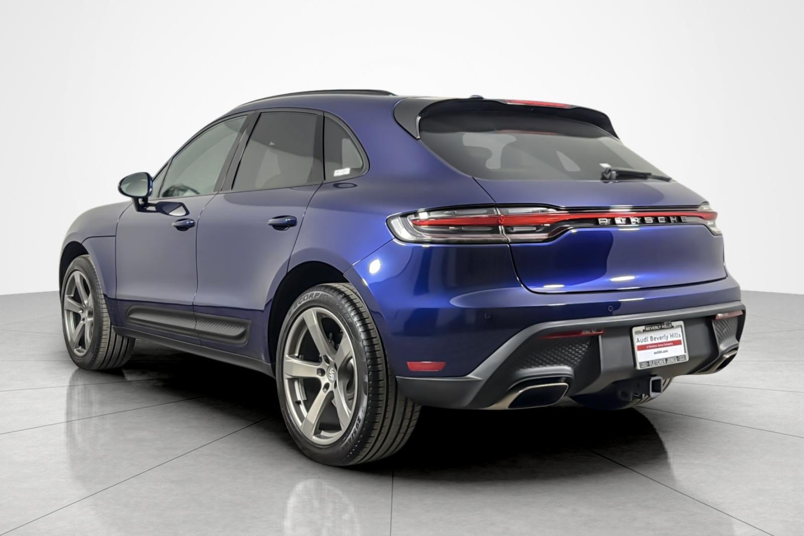 Used 2023 Porsche Macan AWD/4WD image 3