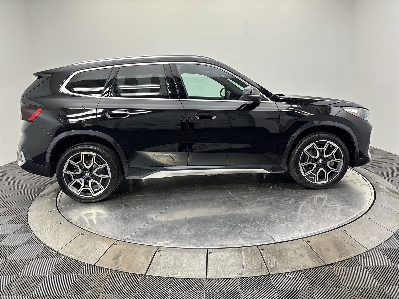 Used 2025 BMW X1 xDrive28i w/ Technology Package AWD/4WD image 17