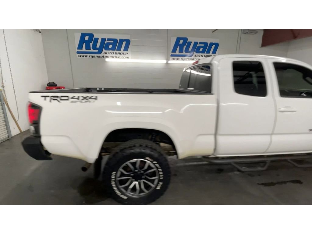 Used 2016 Toyota Tacoma TRD Sport image 9