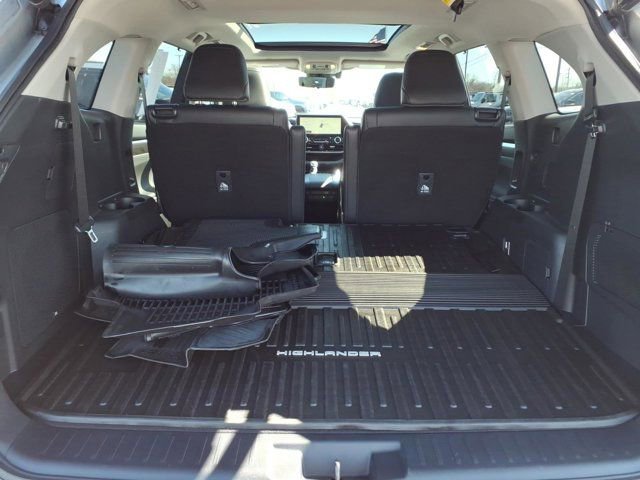 Used 2023 Toyota Highlander Platinum image 32