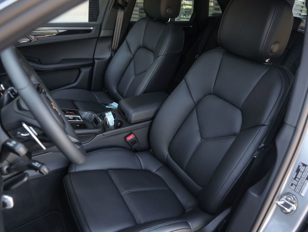 Certified 2025 Porsche Macan image 5