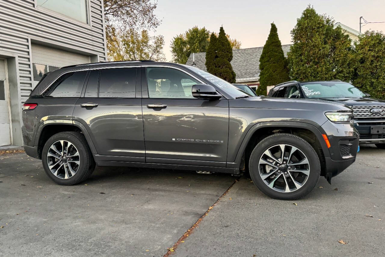 Used 2024 Jeep Grand Cherokee Overland w/ Advanced Protech Group III image 2