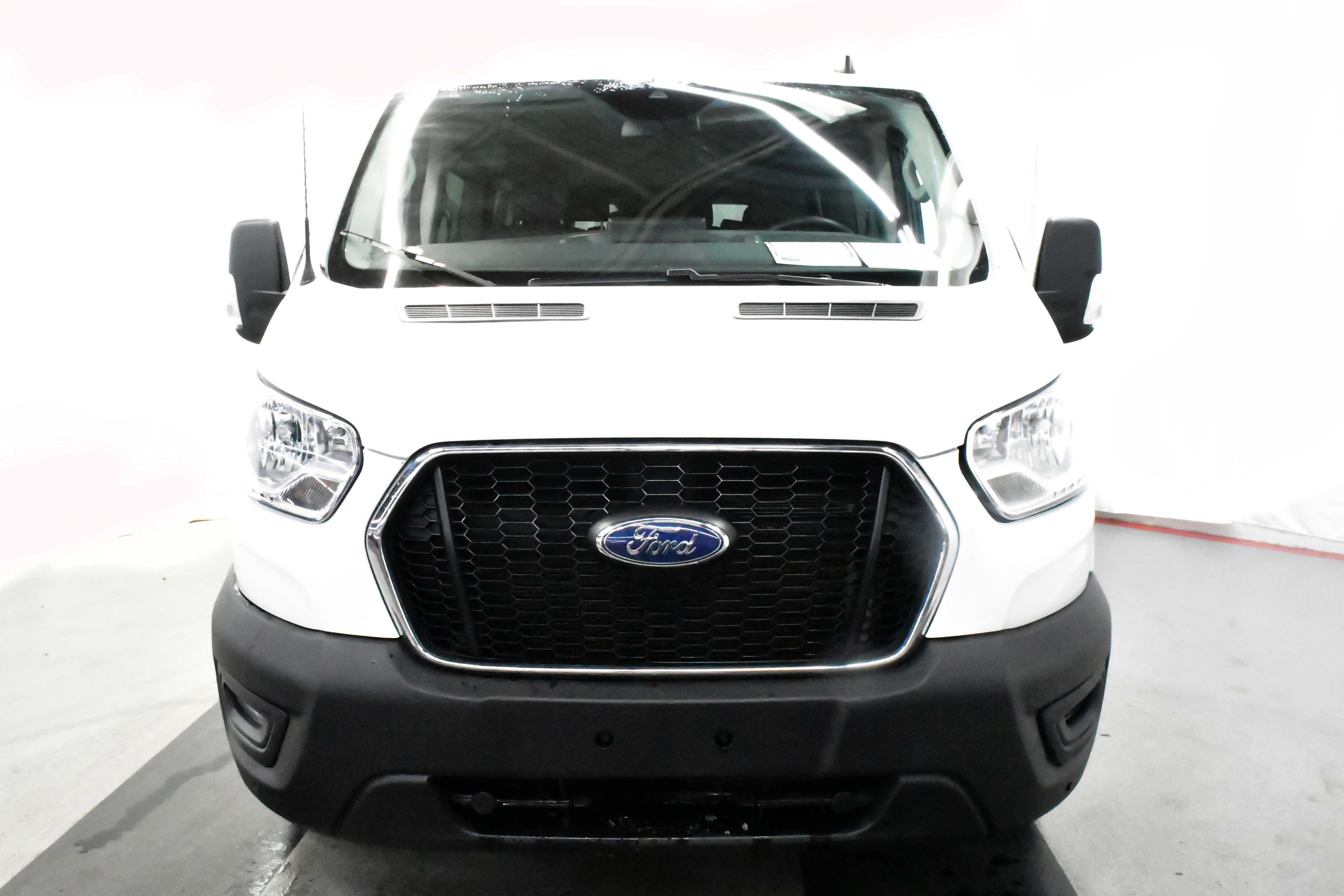 Used 2023 Ford Transit 350 XLT image 3