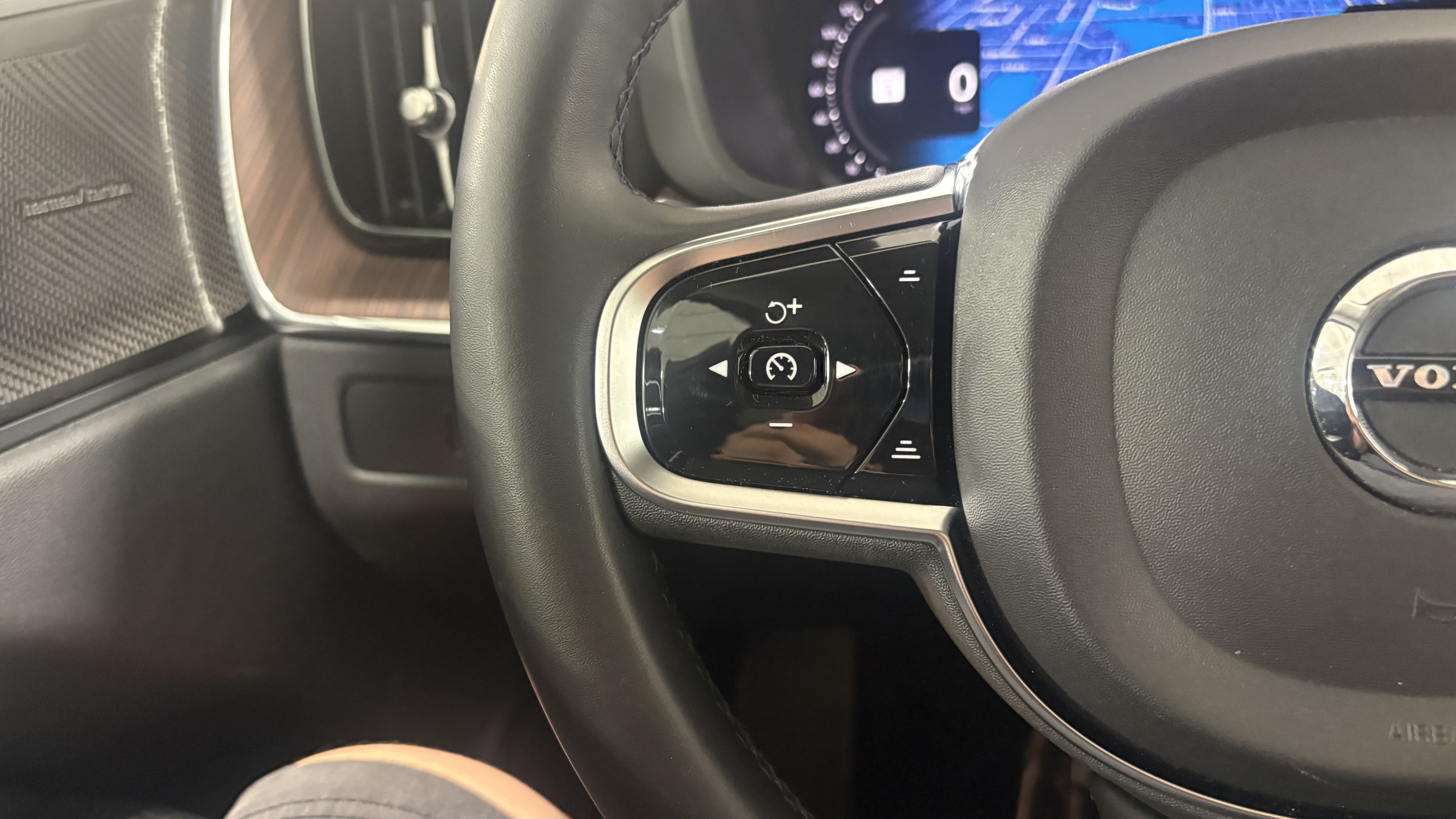 Used 2024 Volvo XC60 B5 Plus AWD/4WD image 18